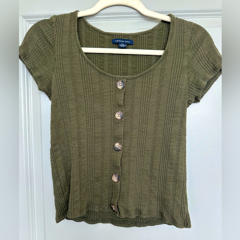 American Eagle. Short sleeve, faux front buttons, evergreen color. Size S.